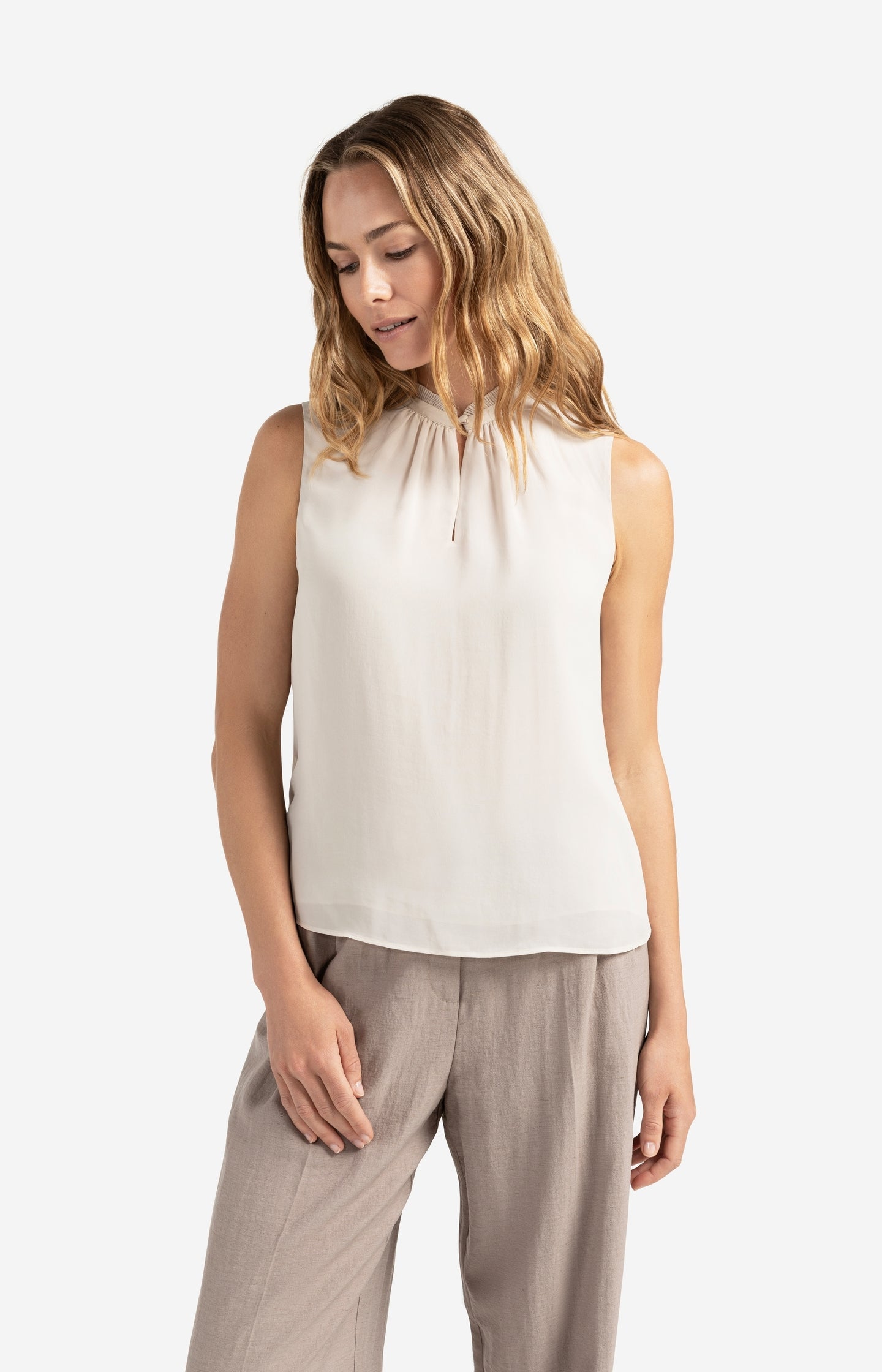 Elly | Sleeveless top with ruffled collar