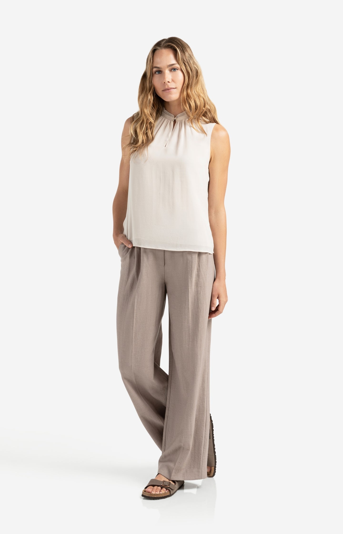 Elly | Sleeveless top with ruffled collar