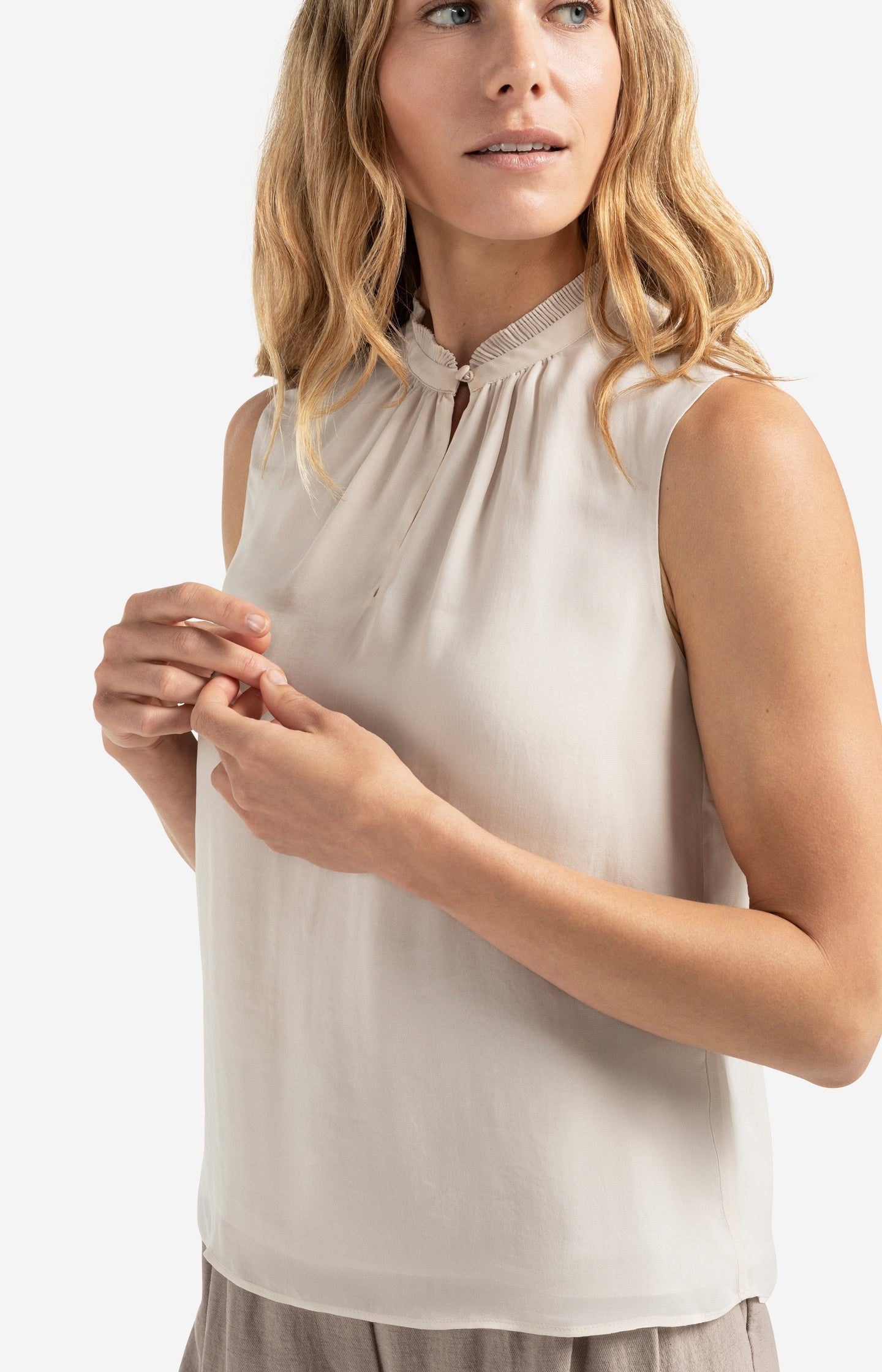 Elly | Sleeveless top with ruffled collar